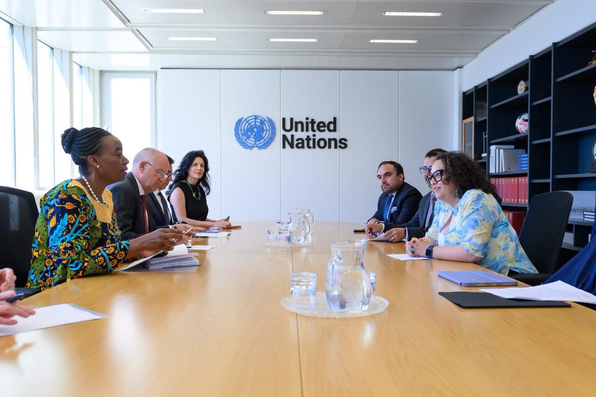 tovarthmarcela's tweet photo. Colombia y @UNODC seguimos consolidando una alianza estratégica basada en cooperación, evidencia y corresponsabilidad. En reunión de trabajo con su Directora Ejecutiva, @Monica_Juma_ , dialogamos sobre los desafíos de avanzar hacia políticas de drogas sustentadas en metodologías rigurosas capaces de reflejar mejor las dinámicas así como sobre el seguimiento a los flujos financieros ilícitos vinculados a los crímenes contra el medio ambiente. 🇨🇴🇺🇳

Ante desafíos globales cada vez más complejos, la cooperación internacional y una conversación multilateral basada en evidencia son esenciales para construir respuestas más eficaces, más equilibradas y con mayor capacidad de transformación. 

@petrogustavo @infopresidencia @CancilleriaCol 

📸 @UN_Vienna