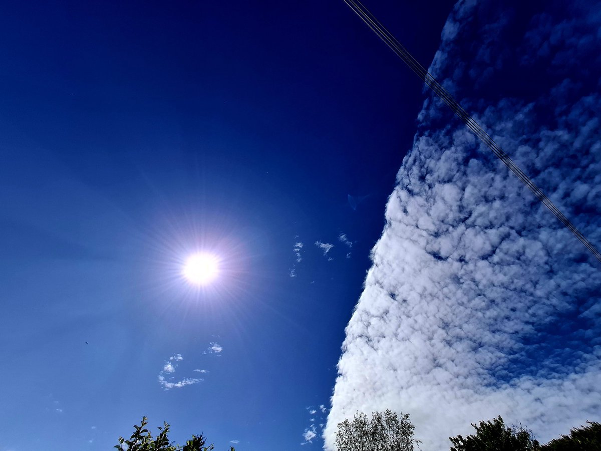 LisaMWilde's tweet photo. Some gorgeous skies over #Shropshire this afternoon. #DailyWalk #DailySteps #loveukweather @itvweather https://t.co/X4R75QEweA