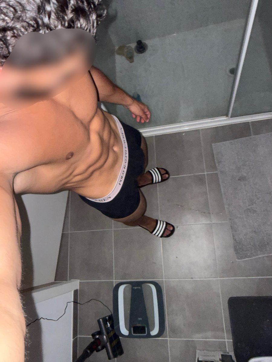 _ELPatron__1's tweet photo. Rt si tu veux venir à mes pied ptite pute https://t.co/WMAqASaKwe
