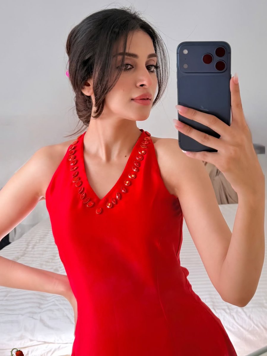 Glamtrendzz's tweet photo. Anmol Baloch is serving pure fire π₯ in this stunning red ensemble β€οΈβ¨
Flawless beauty, captivating eyes & timeless elegance with the perfect modern glam.
#AnmolBaloch #RedEnsemble #PakistaniFashion #CelebrityStyle #ElegantLook #DesiStyle #OOTD #StyleInspo #FashionGoals https://t.co/jWP13wPnvQ