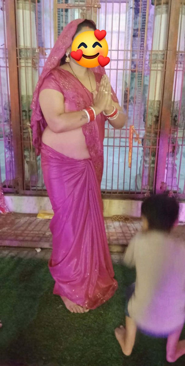 walteryvtwom's tweet photo. @IqbalMusal @deepikaa041 Meri maa is tarike se saree pehnti hai mandir me https://t.co/wlhzlXZEe4