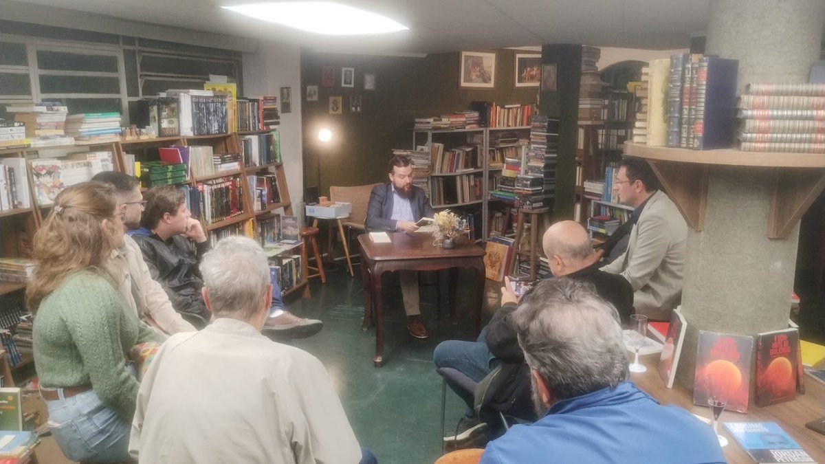 aassibarreto's tweet photo. Primeiras imagens do seminário filosófico de ontem, inspirado no meu mais recente livro - A Meia-Noite da civilização - no Sebo Cordélia, em São Paulo. https://t.co/ndSa4WKmG9
