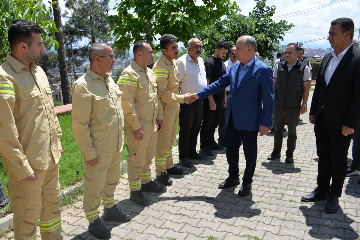akadirpolat1's tweet photo. 📍Kahramanmaraş

Bayramda #YeşilVatan mesaisi. 

Yeşil vatanın bekçisi ateş kahramanı yer ve hava ekiplerini ilimizdeki tüm kurum amirlerimizle birlikte ziyaret ederek bayramlarını tebrik ettik. 

Arslanbey İlk Müdahale Ekip Binası ve K.Maraş Halaalanında konuşlu ilk müdahale tipi helikopter ekibi bayram ve tatil demeden yeşil vatan nöbetine devam ediyor. 

Yangına hassas bölgelerimizden K.Maraş için geçen yıl 2’ye çıkardığımız helikopter sayısını 1 Haziran 2026 itibariyle 3’e çıkarıyoruz. 

Yeşil vatan emin ellerde!

@TCTarim 
@OGMgovtr 
@ibrahimyumakli