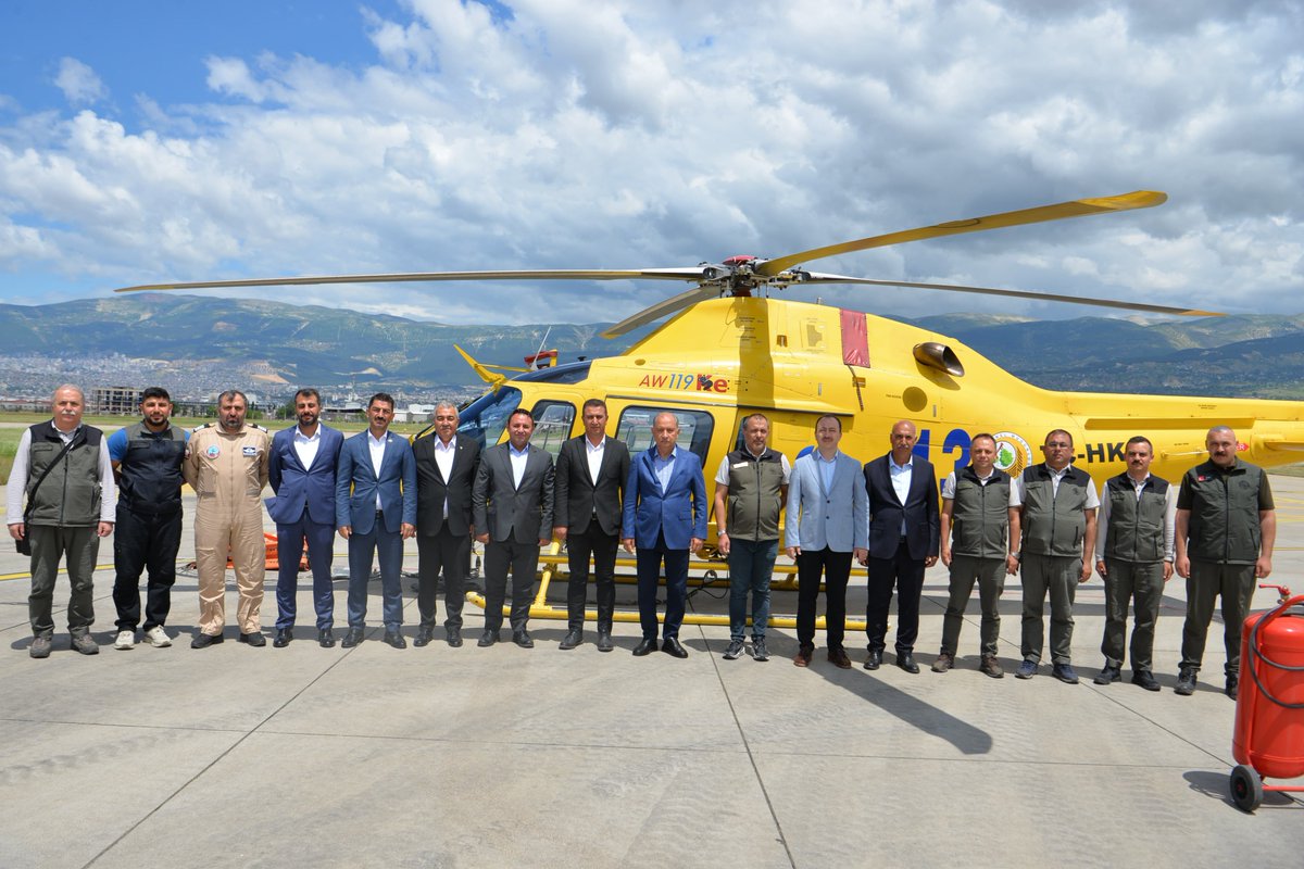 akadirpolat1's tweet photo. 📍Kahramanmaraş

Bayramda #YeşilVatan mesaisi. 

Yeşil vatanın bekçisi ateş kahramanı yer ve hava ekiplerini ilimizdeki tüm kurum amirlerimizle birlikte ziyaret ederek bayramlarını tebrik ettik. 

Arslanbey İlk Müdahale Ekip Binası ve K.Maraş Halaalanında konuşlu ilk müdahale tipi helikopter ekibi bayram ve tatil demeden yeşil vatan nöbetine devam ediyor. 

Yangına hassas bölgelerimizden K.Maraş için geçen yıl 2’ye çıkardığımız helikopter sayısını 1 Haziran 2026 itibariyle 3’e çıkarıyoruz. 

Yeşil vatan emin ellerde!

@TCTarim 
@OGMgovtr 
@ibrahimyumakli
