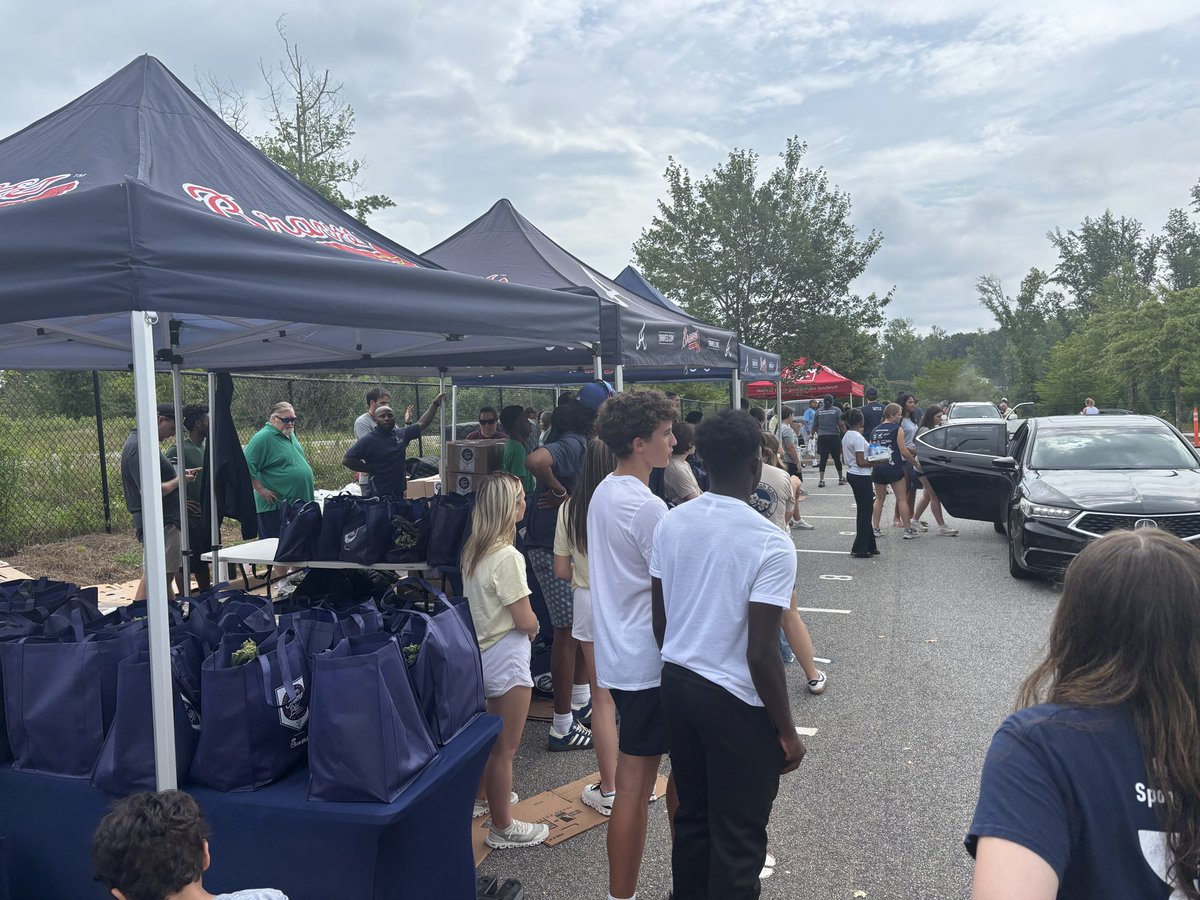 NewnanHoops's tweet photo. We had fun volunteering at the Home Plate Project event with the Atlanta Braves Foundation at Newnan High today. Great to see so many people working together and shoutout to Jesse, Josiah (&amp; Asher) representing the #NewnanHoopsFamily  out there. Go Cougars! https://t.co/GoCvqv99cV