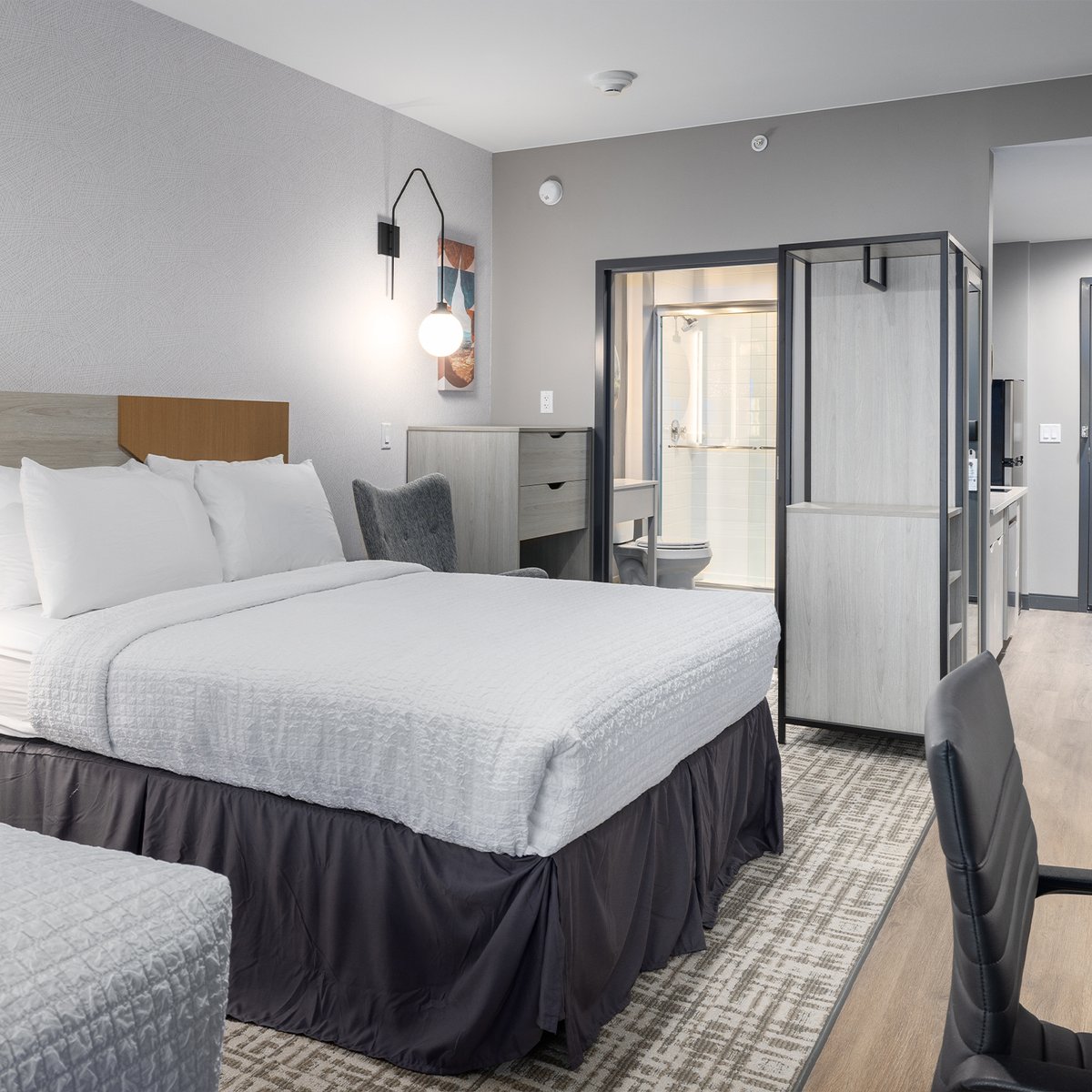 ZwickBuilds's tweet photo. A Zwick project, the @Home Best Western Hotel features 92 suites, complete with a microwave, dishwasher, hot plate, and full-size fridge, a hot tub and pool, laundry room, and spacious lobby. The project team officially welcomed the first guests in April of this year. https://t.co/V7t9JRK3vj