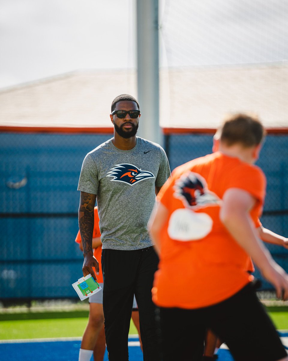 UTSAFTBL's tweet photo. Everybody starts somewhere! 

Youth camp 1  ✅

#210TriangleOfToughness | #BirdsUp🤙 https://t.co/QfjjfEKJc6