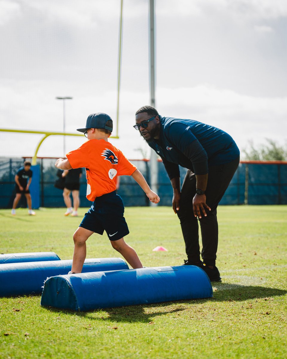 UTSAFTBL's tweet photo. Everybody starts somewhere! 

Youth camp 1  ✅

#210TriangleOfToughness | #BirdsUp🤙 https://t.co/QfjjfEKJc6