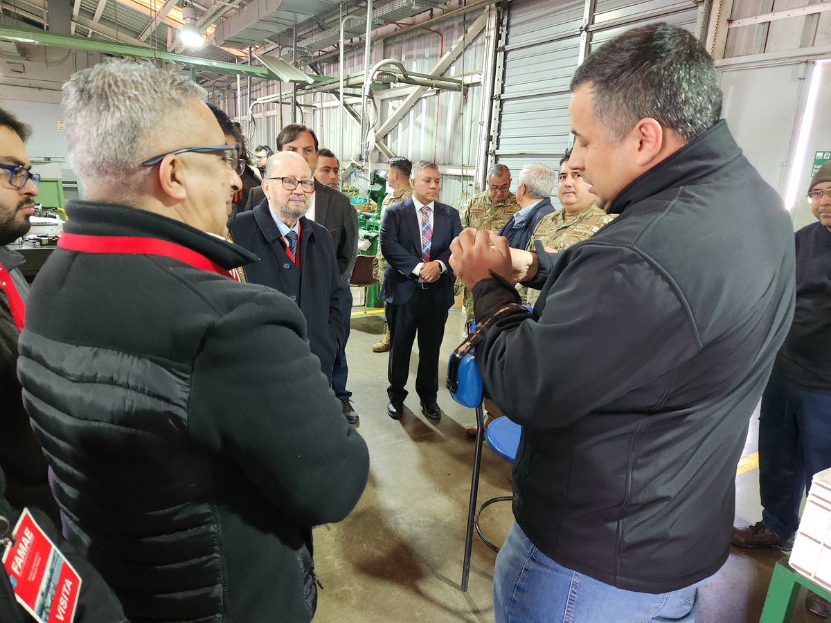 FAMAE_oficial's tweet photo. Miembros de la Especialidad de Defensa del Colegio de Ingenieros de Chile realizaron una visita técnica a FAMAE. Una instancia de vinculación que refuerza el valor de la ingeniería chilena en el desarrollo de soluciones estratégicas para el país. https://t.co/JuKJBcp5qo