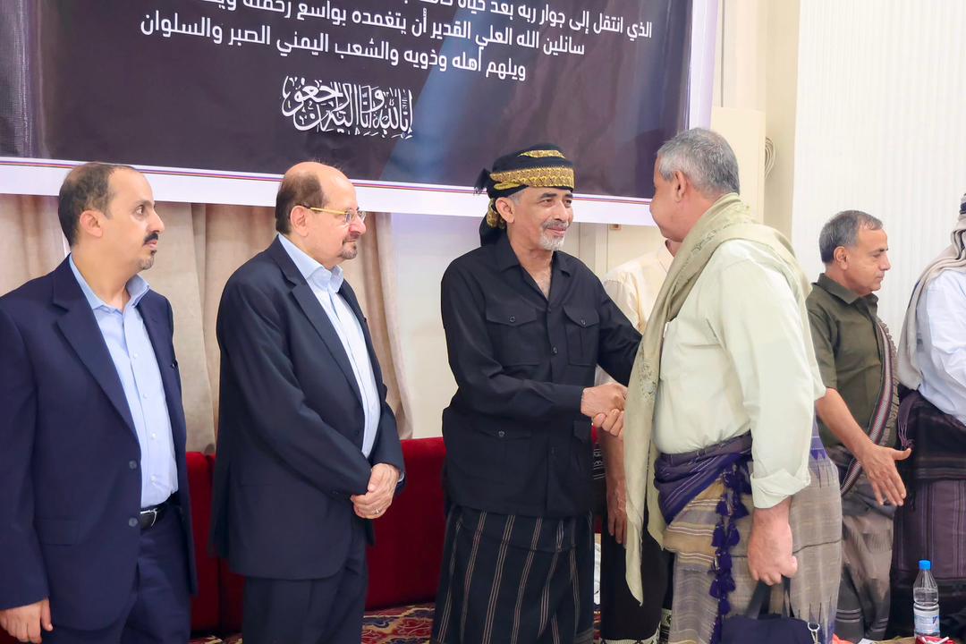 malsubihi1's tweet photo. عضو مجلس القيادة الرئاسي ورئيس الوزراء وزير الخارجية يستقبلان في عدن عزاء الرئيس السابق عبدربه منصور هادي 

استقبل عضو مجلس القيادة الرئاسي الفريق الركن محمود الصبيحي، ودولة رئيس مجلس الوزراء وزير الخارجية وشؤون المغتربين الدكتور شائع محسن الزنداني، مساء اليوم الجمعة، في العاصمة المؤقتة عدن، عزاء المغفور له بإذن الله تعالى، فخامة الرئيس السابق المشير الركن المناضل عبدربه منصور هادي، الذي انتقل إلى جوار ربه بعد حياة حافلة بالعطاء الوطني والسياسي والعسكري في منعطفات تاريخية حاسمة من تاريخ اليمن المعاصر. 

وشهدت مراسم العزاء التي شارك فيها عددا من أفراد اسرة الفقيد، و أقامها مجلس القيادة الرئاسي في قاعة عدن مول بمديرية صيرة، توافداً كبيراً من المسؤولين والقيادات المحلية والعسكرية والأمنية والشخصيات السياسية والاجتماعية وجموع غفيرة من المواطنين. 

وتقبل عضو مجلس القيادة الرئاسي ودولة رئيس مجلس الوزراء وزير الخارجية، التعازي إلى جانب عدد من أسرة الفقيد .. داعين الله العلي القدير ان يغدق على الفقيد الراحل فيضاً من مغفرته ورحمته، وأن يسكنه فسيح جناته، ويلهم أهله وعائلته وكل أبناء الشعب اليمني الصبر والسلوان. 

وقدم الفريق الصبيحي والدكتور الزنداني، العزاء لأسرة الفقيد وللشعب اليمني كافة بهذا المصاب الجلل.. مؤكدين أن اليمن خسر برحيل الرئيس هادي قامة وطنية استثنائية ورجل دولة شجاع تحمّل المسؤولية في أدق الظروف وأكثرها تعقيداً، وقاد سفينة الوطن بحكمة وصبر في وجه العواصف والانقلاب المليشياوي الحوثي الإرهابي المدمر. 

وتبادل الفريق الصبيحي والدكتور الزنداني، مع جموع المعزين مشاعر الأسى لرحيل فقيد الوطن الكبير المشير الركن المناضل عبدربه منصور هادي، مستذكرين عدد من المواقف مع الفقيد الراحل خلال سيرته العملية والمناصب التي تقلدها العسكرية والسياسية حتى قيادته للبلاد ونقله السلمي للسلطة الى مجلس القيادة الرئاسي. 

ولفت الحاضرون في مراسم العزاء الى الأدوار المحورية التي لعبها الفقيد الراحل طوال مسيرته القيادية.. متعهدين بالسير على خطاه في التمسك بالثوابت الوطنية، ومواصلة معركة استكمال استعادة الدولة وإنهاء الانقلاب الحوثي المدعوم من النظام الإيراني. 

وتخللت مراسم العزاء قراءة الفاتحة على روح فقيد الوطن الكبير، والكتابة في سجل العزاء، وسط مظاهر الحزن والتقدير من الحضور الذين تطرقوا الى محطات مضيئة من مسيرته، خصوصا وقوفه الشجاع في وجه الانقلاب الحوثي ومشروعه الامامي الكهنوتي العنصري.
