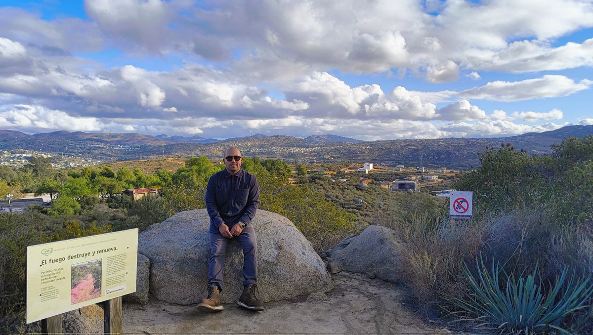 Bobby_Z2's tweet photo. Entre cerros, polvo y silencio 🏜️ https://t.co/ZsmTQlLifJ