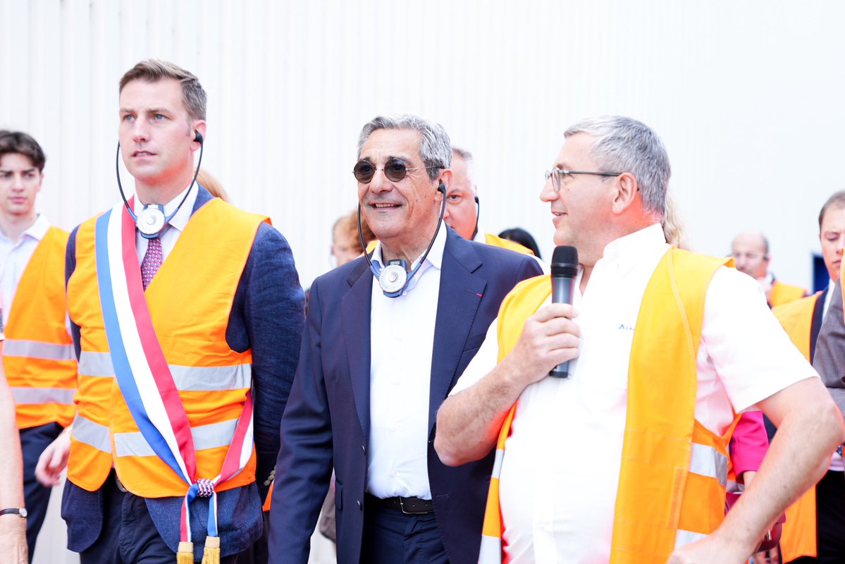 SergePapin_rf's tweet photo. On dit souvent qu’en politique, « on meuble ». Moi, je veux bien qu’on meuble... à condition que ce soit en Alsapan.

Aujourd’hui, j’étais dans le Bas-Rhin chez Alsapan qui ouvrira ses portes ce week-end pour les Journées Choose France.

Tout ce week-end, vous pourrez visiter près de chez vous des centaines de sites industriels, technologiques et de services. En gros, ce sont les Journées du patrimoine de notre tissu économique.

Cette ETI familiale fondée en 1972 est aujourd’hui dirigée par la troisième génération. Elle emploie 1 000 salariés, fait 170 millions d’euros de chiffre d’affaires et transforme notamment des panneaux de bois en meubles en kit pour IKEA depuis plus de 40 ans.

Ce que j’y ai vu, c’est exactement ce que je défends : un made in France accessible, capable de meubler les appartements et les maisons de tous les Français.

Leur force ? Un positionnement industriel intelligent : des produits lourds, peu adaptés à l’import lointain, produits en flux tendu à la frontière des marchés français et allemand.

Et une entreprise qui ne se contente pas de fonctionner : elle décide d’accélérer.

C’est 50 millions d’euros qui ont été investis pour doubler leur capacité de production, passant de 2 à 4 millions de caissons de dressing par an.

Quand on meuble en Alsapan, cela veut dire qu’on ose, qu’on investit, qu’on crée de l’emploi et qu’on croit à la production industrielle française.
