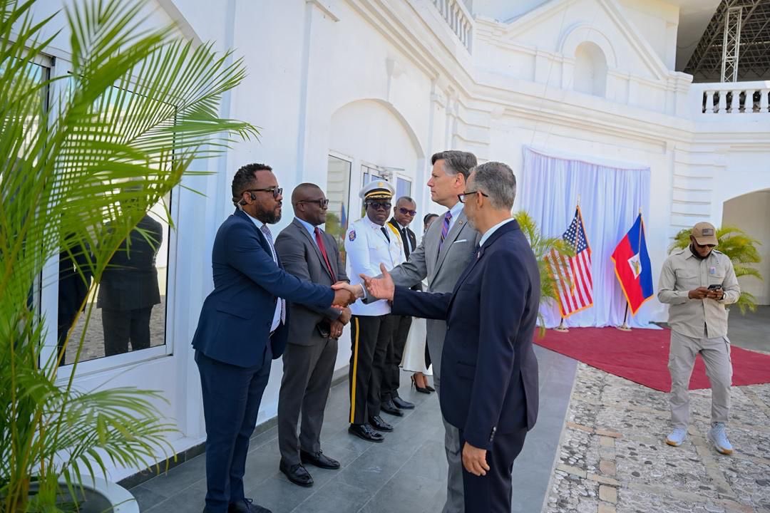Globalinfos's tweet photo. Haïti–États-Unis : Washington réaffirme son soutien aux efforts sécuritaires du gouvernement. Le Premier ministre haïtien, Alix Didier Fils-Aimé, a reçu jeudi 29 mai 2027 au Palais national le vice-secrétaire d’État américain, Christopher Landau. Les discussions ont principalement porté sur la situation sécuritaire du pays et les mesures engagées pour rétablir l’autorité de l’État. Au cours de cette rencontre, les États-Unis ont réaffirmé leur soutien aux efforts du gouvernement haïtien dans la lutte contre l’insécurité. Les deux responsables ont également échangé sur les progrès enregistrés dans le renforcement des capacités de la Police nationale d’Haïti (PNH) et des Forces armées d’Haïti (FAD’H). En visite au Palais national et au Champ de Mars, Christopher Landau a pu constater certaines avancées opérationnelles revendiquées par les autorités, notamment dans la reprise progressive du contrôle de zones sensibles de la région métropolitaine. Les discussions ont aussi porté sur les conditions nécessaires à l’organisation d’élections démocratiques, inclusives et sécurisées. Le gouvernement haïtien a par ailleurs présenté les résultats du programme P4000, mis en œuvre avec l’appui de partenaires internationaux, dont les États-Unis. Les deux parties ont enfin réaffirmé leur volonté de poursuivre leur coopération en faveur de la stabilité, de la sécurité et du renforcement de la gouvernance démocratique en Haïti. #GlobalInfos