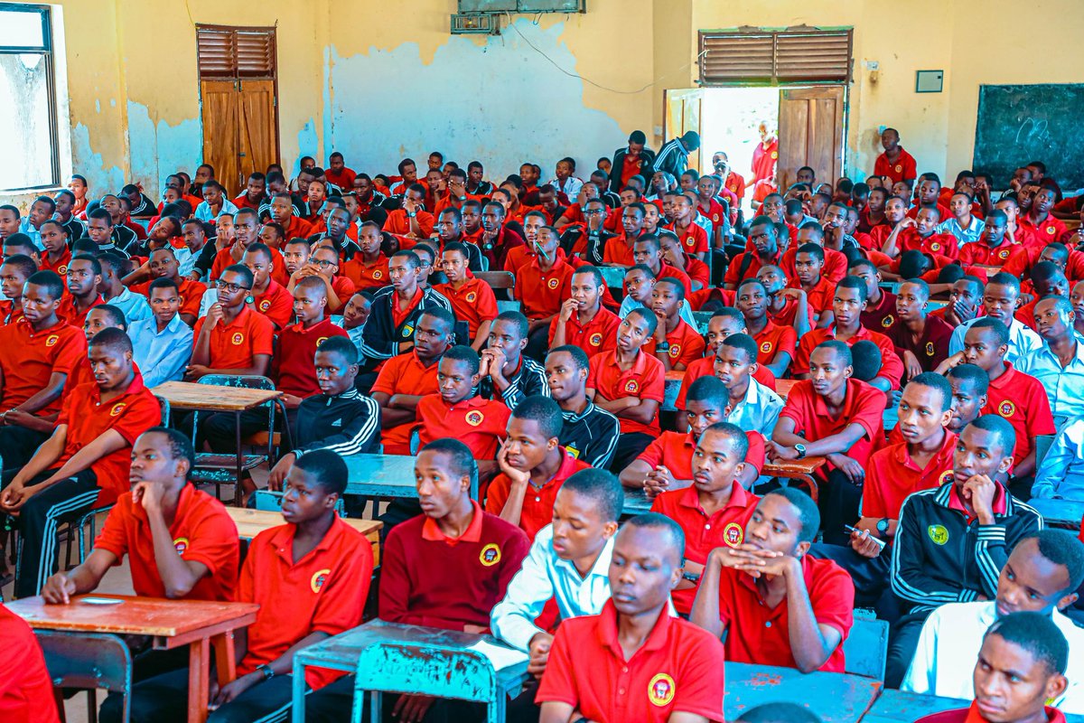Gcla1895's tweet photo. Watumishi wa Mamlaka ya Maabara ya Mkemia Mkuu wa Serikali wametembelea Shule ya Sekondari Bihawana Mkoani Dodoma na kutoa elimu juu ya Majukumu ya Mamlaka ya Maabara ya Mkemia Mkuu w Serikali kwa umma. Zoezi hilo limefanyika shuleni hapo, Mei 29, 2026 https://t.co/bo7dzkaj1D