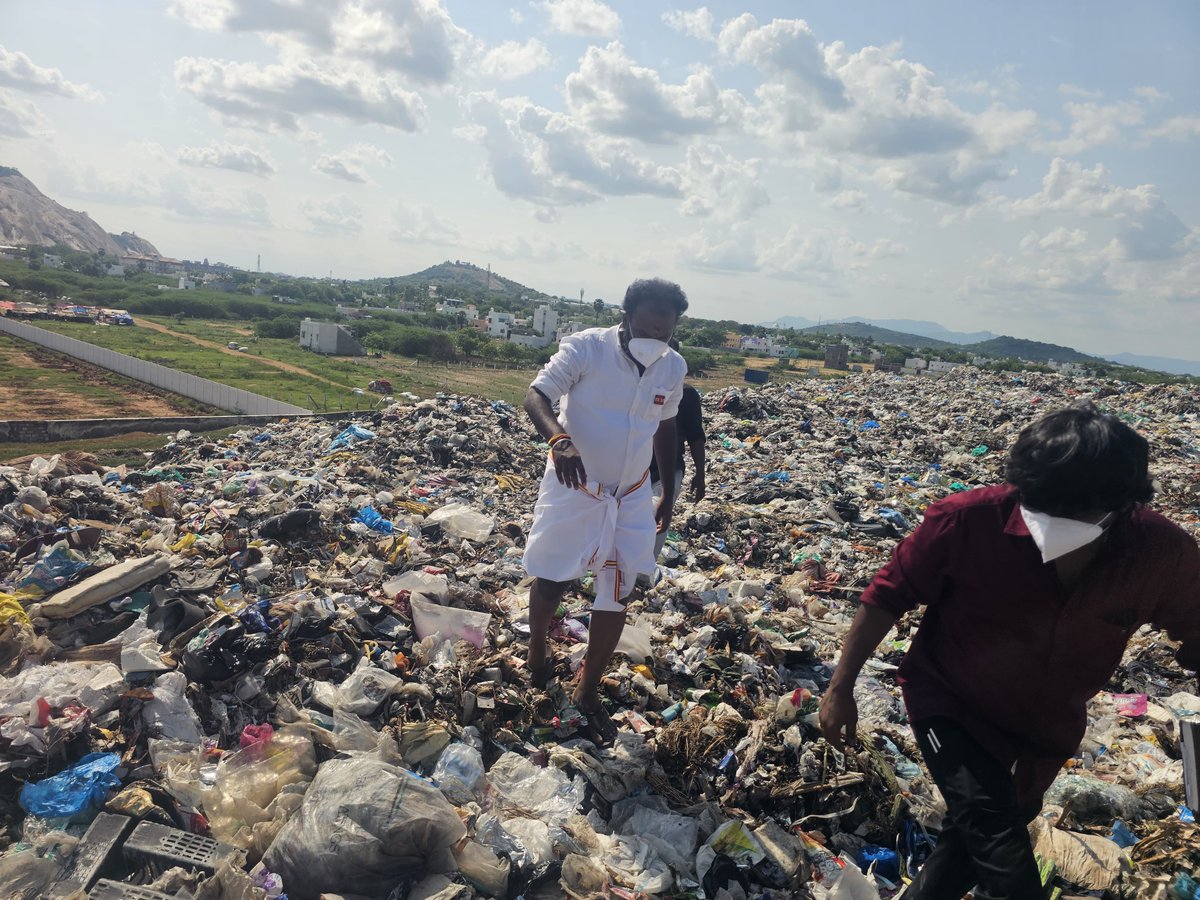 TVKITWingMaduri's tweet photo. “குப்பை இல்லா மதுரை வடக்கு” என்ற இலக்கை முன்னிட்டு மதுரை முழுவதும் இருந்து வரும் குப்பைகள் சேர்க்கப்படும் வெள்ளைக்கால் குப்பை கிடங்கு பகுதியை மதுரை வடக்கு தொகுதி சட்டமன்ற உறுப்பினரும் மதுரை மாநகர் வடக்கு மாவட்ட செயலாளருமான மாண்புமிகு. திரு. விஜய் அன்பன் கல்லாணை அவர்கள் இன்று நேரில் சென்று ஆய்வு மேற்கொண்டார்!
குப்பை மேலாண்மை, பொதுமக்கள் சுகாதாரம் மற்றும் சுற்றுச்சூழல் பாதிப்புகள் குறித்து அதிகாரிகளுடன் ஆலோசனை நடத்தி, நிரந்தர தீர்வுகளுக்கான நடவடிக்கைகள் குறித்து ஆய்வு செய்தார்.
ஆரோக்கியமான மக்களே எங்கள் இலக்கு!
@CMOTamilnadu | @TVKVijayHQ
@TVKPartyHQ | @VijayAnban_offl
#தமிழகவெற்றிக்கழகம் #TVKVijay