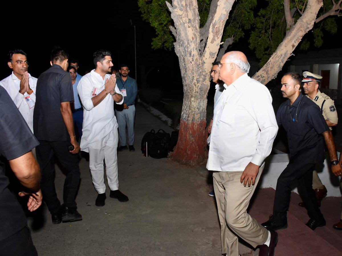 meetthackerbjp's tweet photo. આજે ભુજ શહેરની મુલાકાત પૂર્ણ કરી પરત ફરી રહેલા રાજ્યના માનનીય મુખ્યમંત્રીશ્રી અને નાયબ મુખ્યમંત્રીશ્રીને હાર્દિક વિદાય આપવાનો અવસર મળ્યો.

આપના આગમનથી ભુજ શહેર અને કચ્છ જિલ્લાના વિકાસને નવી દિશા અને ગતિ મળી છે. જનકલ્યાણ અને વિકાસ પ્રત્યેની આપની પ્રતિબદ્ધતા સૌ માટે પ્રેરણારૂપ છે. https://t.co/ptmBz0JDEw