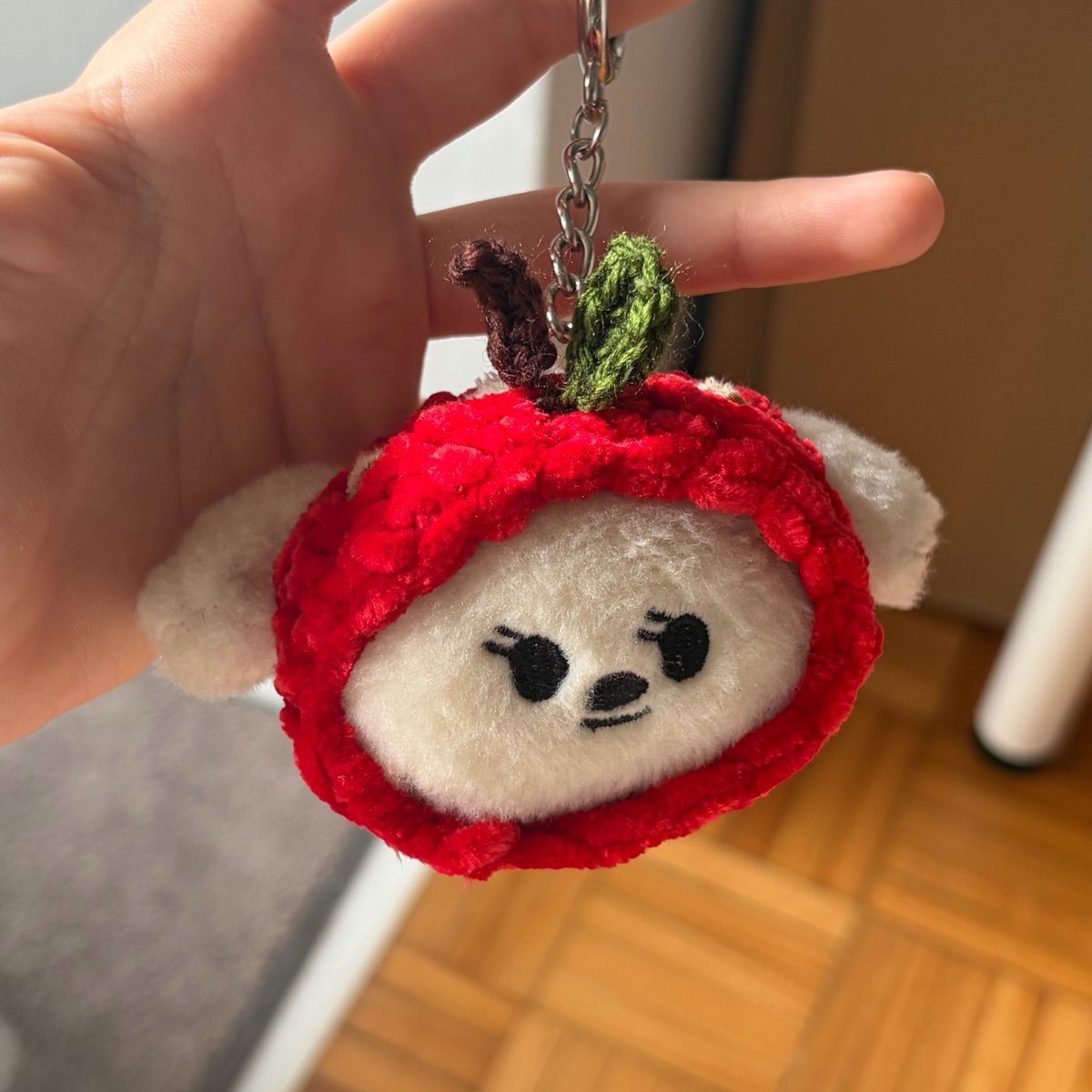 fairyofshamppoo's tweet photo. imagina vc falar mal de mim enquanto eu to no meu quarto fazendo um chapeuzinho de maçã de crochê pro meu bamgeut https://t.co/dvrAJH8eIN