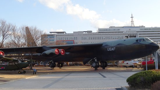 jongwooh's tweet photo. @Tsiberia 용산 전쟁기념관의 명물 B-52 스트라토포트리스. 초대 전쟁기념관장이 퇴역한 기체를 전시용으로 달라고 하자 '한국이 핵폭격기를 확보하려고?' 라고 의심을 받아서 엔진과 항법장치 모두 제거하고 껍데기만 받기로 합의. https://t.co/Y1Ra7MuFhb