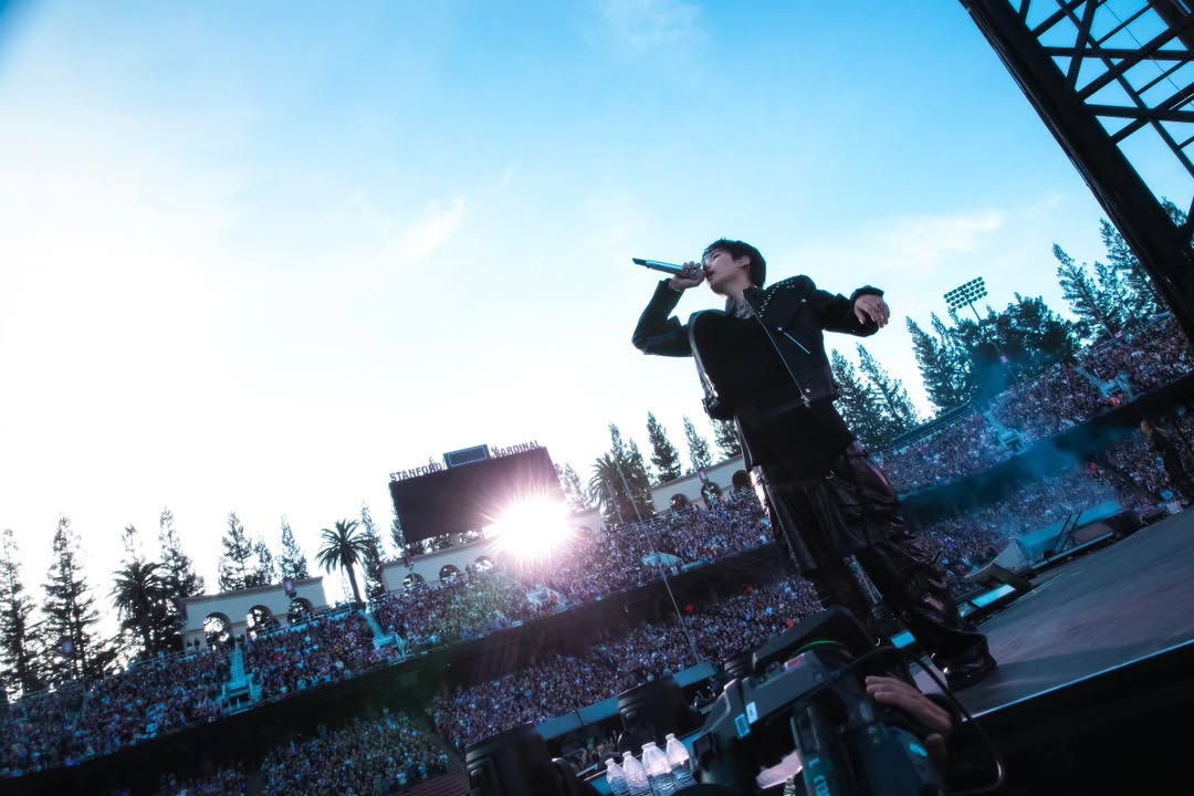realsuga300's tweet photo. Unforgettable energy today. Thank you for the love and for showing up for us. I love you all. 🤍
#SUGABTS
#BTS_ARİRANG
#BTSİSCOMİNG https://t.co/9du0Ruip36