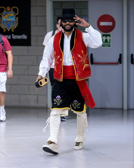 GIGANTESbasket's tweet photo. 😎 @Patty_Mills ya es más canario que el gofio.

Así ha llegado el jugador de La Laguna Tenerife al pabellón en la víspera del Día de Canarias.

📸 @CB1939Canarias https://t.co/d8kVrm6ln3