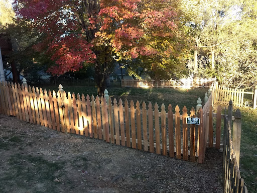 GuierFenceCo's tweet photo. Wooden picket fencing offers a charming, traditional way to enclose your yard while keeping a clear view. Using high-quality cedar and treated woods, we build classic Kansas City fences that resist decay and withstand Missouri weather.

#GuierFence #KC #FencingNeeds https://t.co/V3IoLQWiIk