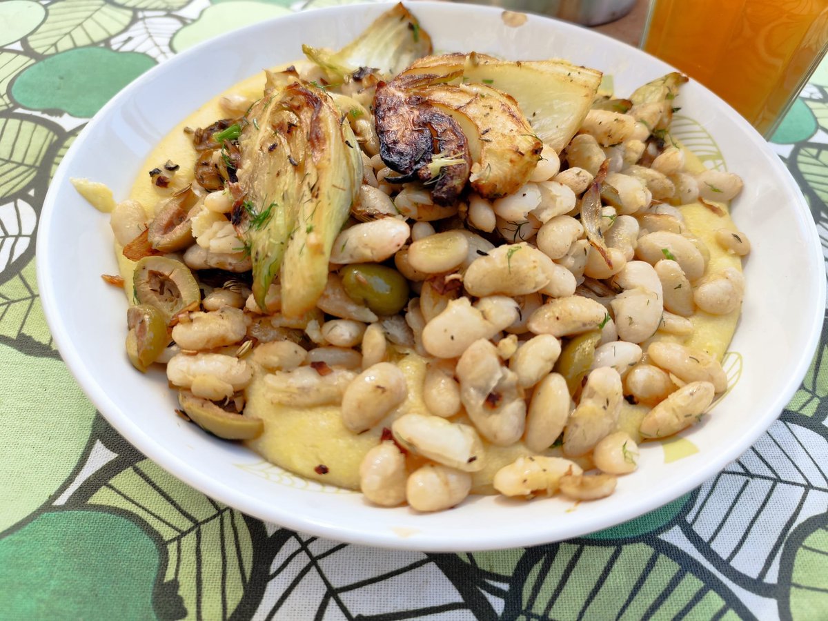 ecolanum's tweet photo. vår vegetariska maträtt
Stekt fänkål med vita bönor på en bädd av krämig polenta. https://t.co/Fh8EFEDRZu
