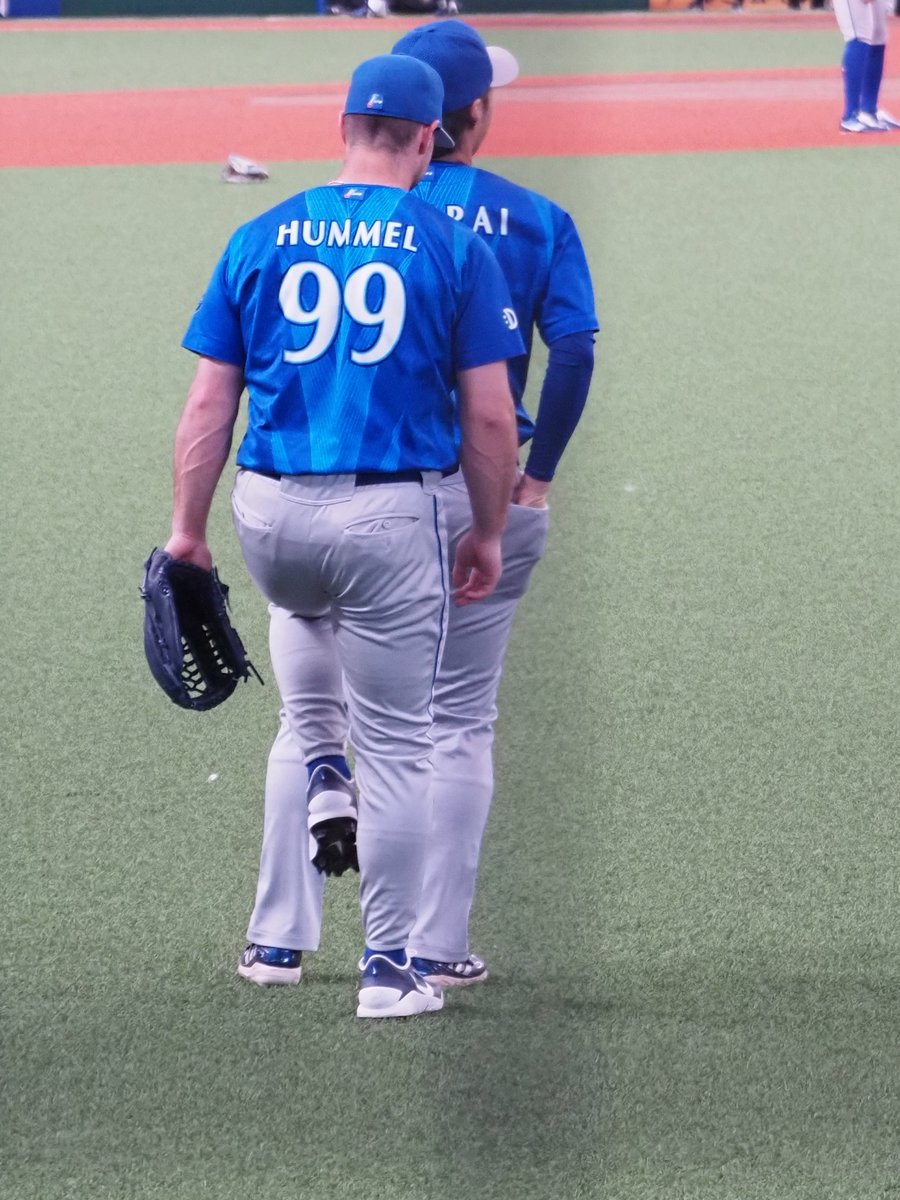 deflowerde's tweet photo. 2026/05/29 @ベルーナドーム

後輩を可愛がるヒュンメルさん
(度会への膝カックンを試みる→失敗)
(汐恩のメットパフパフ) https://t.co/DKiHFgq51r