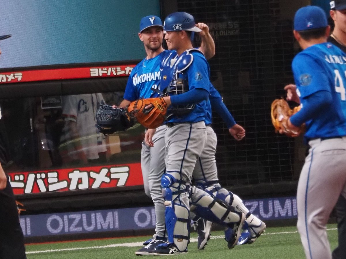 deflowerde's tweet photo. 2026/05/29 @ベルーナドーム

後輩を可愛がるヒュンメルさん
(度会への膝カックンを試みる→失敗)
(汐恩のメットパフパフ) https://t.co/DKiHFgq51r
