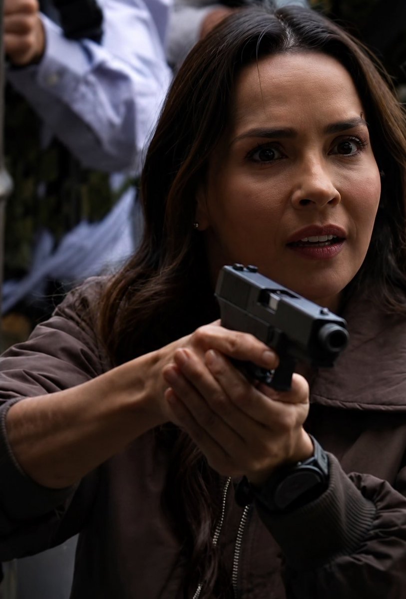 DulceBucheet's tweet photo. Agente Santana || #carmenvillalobos #ssshp4 #catalinasantana https://t.co/0LK897RyMK