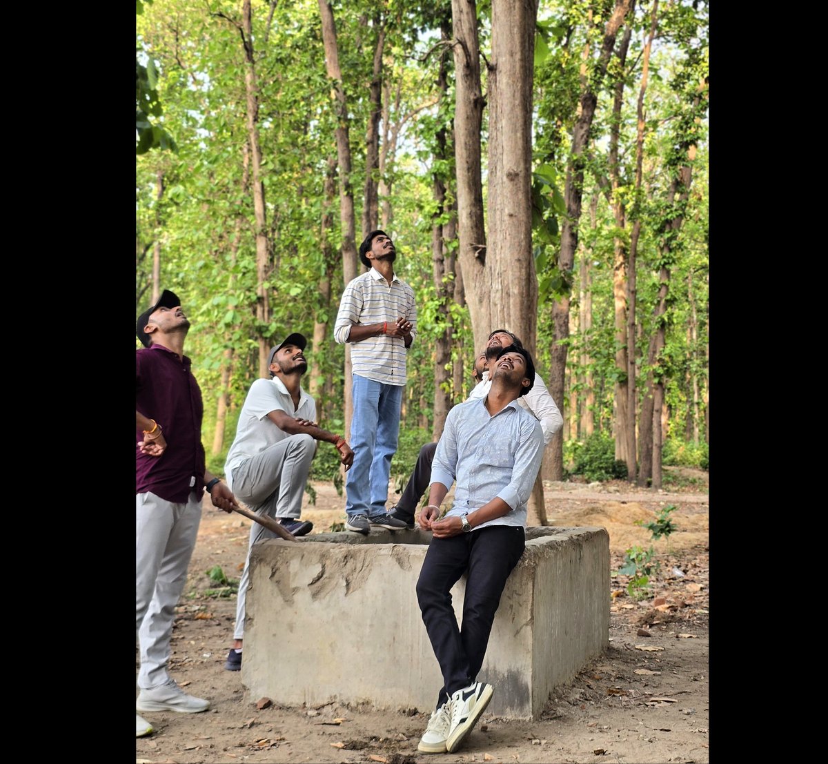 RoyalTechPro's tweet photo. Only Candid, No Serious pics when School friends are here.
#friends #longtime https://t.co/BEeHIsQAY8