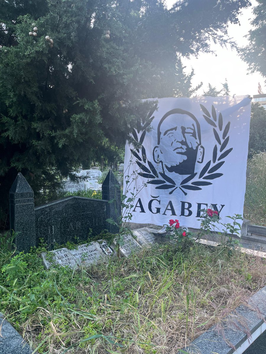 lisebjkcom's tweet photo. Seni görmeden, seninle iki kelime konuşmadan, sana sarılmadan seni seven, uğruna canını verebilecek binlerce kardeşin var ağabey.

Kurban Bayramı vesilesiyle canımız ağabeyimiz, şanlı Optik Başkanı kabrinde ziyaret ettik. Mekânın cennet, ruhun şad olsun ağabey..!
#LİSEBJK https://t.co/QisRPfCVYR