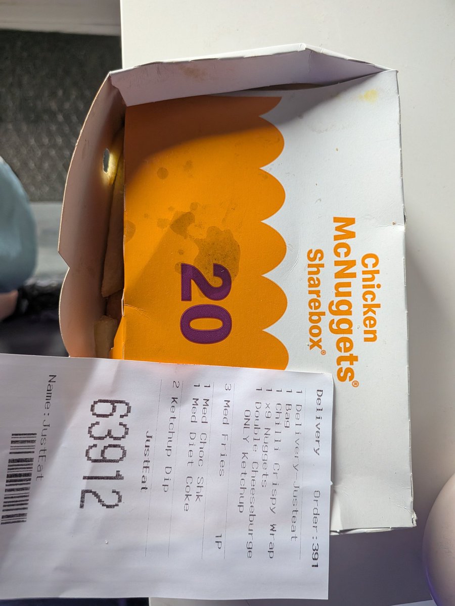 aikou_gaming's tweet photo. @McDonalds @JustEatUK  how hard is it to just get what you order? Asked for a sweet chilli wrap and get a sharebox of nuggets.  Plus your just eat driver hands me the drink bag dripping with coke can you not come up with a better cup solution?. Getting beyond a joke. https://t.co/2shapDgqI3