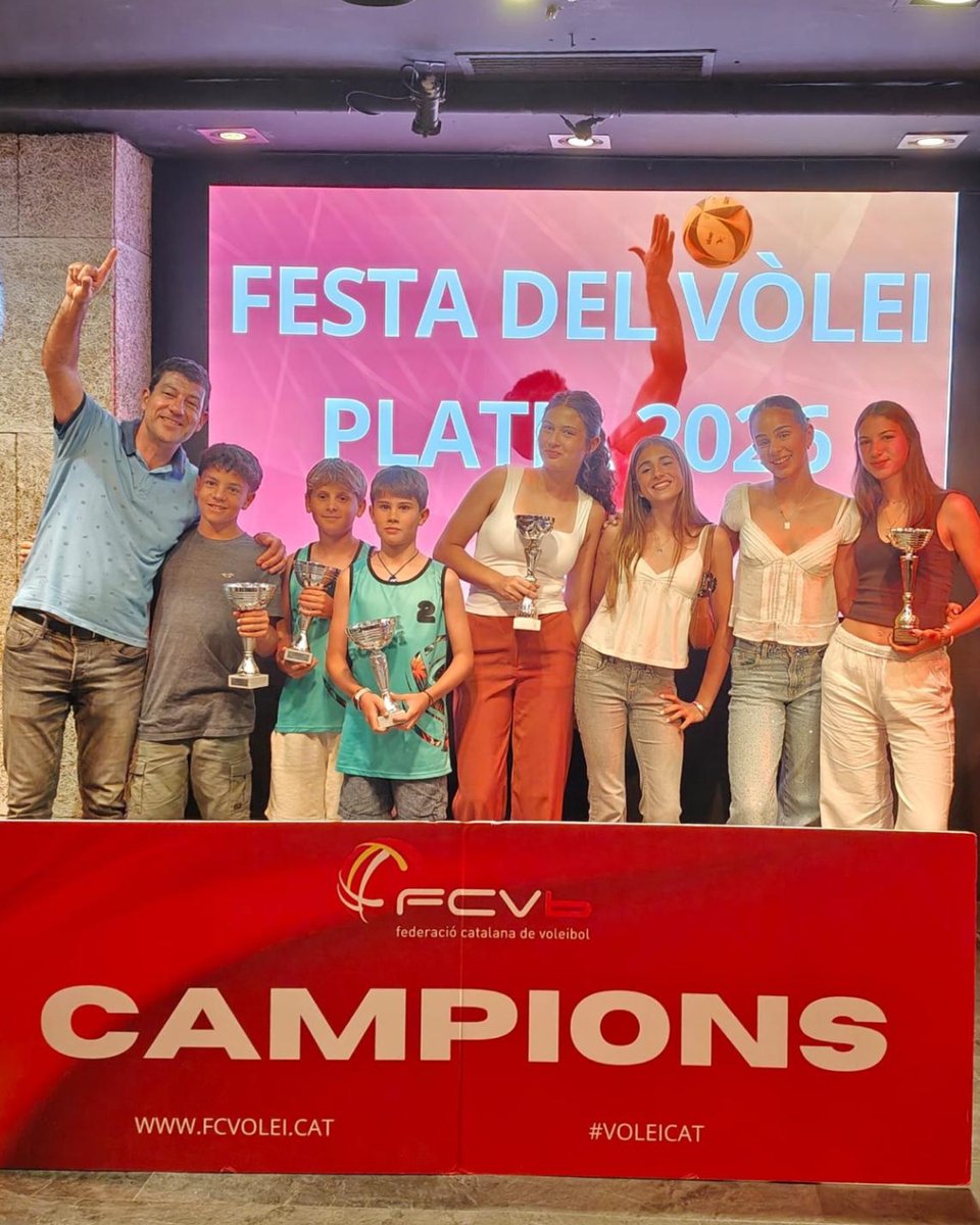 VoleiBoom's tweet photo. 🏐 Festa del Vòlei Platja 

🏆 Pablo Notario 
🏆 Bruno Roselló y Valentín Poqué
🏆 Margot Hordonneau 
🏆 Voleiboom Sots17 
Ona Estaregui, Vega Brunet, Paula Kreff, Malena Cosqueric, Emma Paredes y Margot Hordonneau

#voleiboom #voleicat #femesport #castelldefels https://t.co/Pw2ecSmk9T