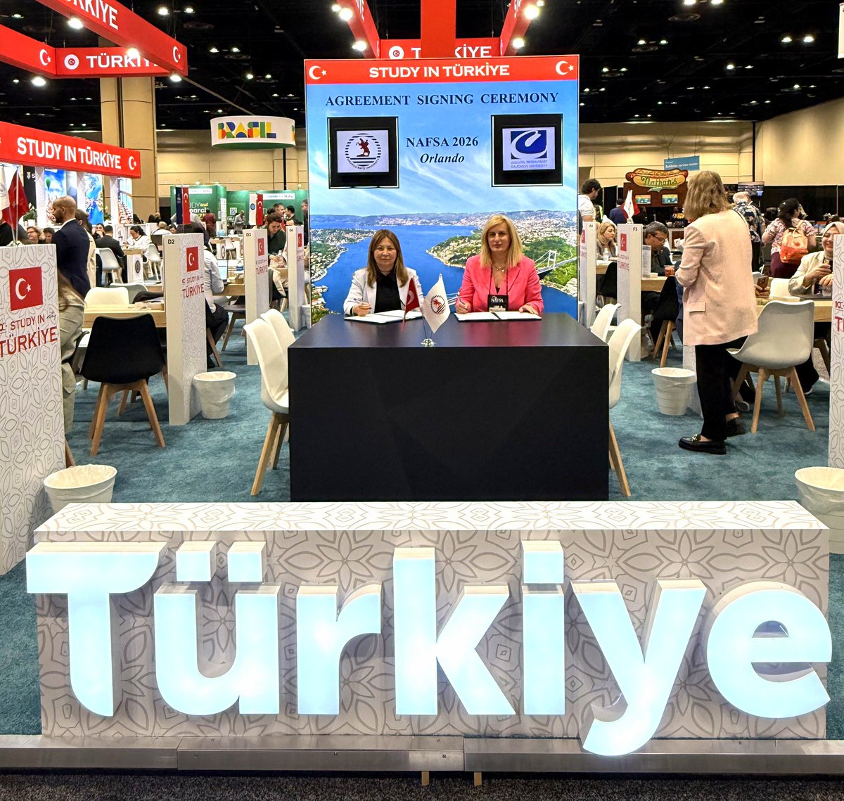 uniondokuzmayis's tweet photo. OMÜ, ABD’de devam eden NAFSA 2026’da iş birliği ağını genişletiyor!
Uluslararası eğitim vizyonumuz doğrultusunda, Gürcistan’ın saygın eğitim kurumlarından Caucasus University ile akademik iş birliği anlaşması imzaladık!
#studyinturkiye https://t.co/BQtRwKzbE8