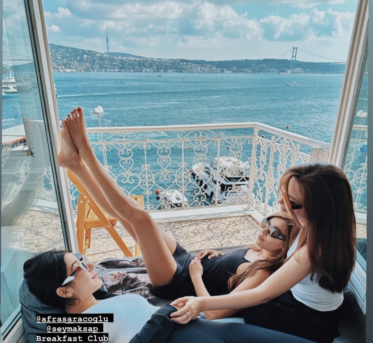 texasrony's tweet photo. Yalı Çapkını ile Türkiye sınırlarını aşıp adını 40'tan fazla ülkeye duyuran Selanik ve Girit kökenli, Balıkesir Edremit doğumlu Afra Saraçoğlu, jenerasyonunun en durdurulamaz küresel markalarından birine dönüştü. Henüz 18 yaşında adım attığı sinemadan Altın Kelebek zirvesine uzanan bu serüven, onun sadece bir oyuncu değil, arkasına milyonları alan devasa bir popülerlik ikonu olduğunun en net kanıtı.

Galatasaray Üniversitesi'nden İTÜ'ye kadar ülkenin en prestijli kurumlarından aldığı "Yılın En İyi Kadın Oyuncusu" ödülleriyle rüştünü defalarca ispatlayan genç yetenek, aynı zamanda dünya devlerinin Türkiye ve Orta Doğu yüzü olarak küresel modanın da merkezinde yer alıyor. Kendisinin tamamen kendi emeğiyle inşa ettiği bu muazzam başarı ve kariyer yolculuğunu büyük bir keyifle takip etmeye devam edeceğiz.