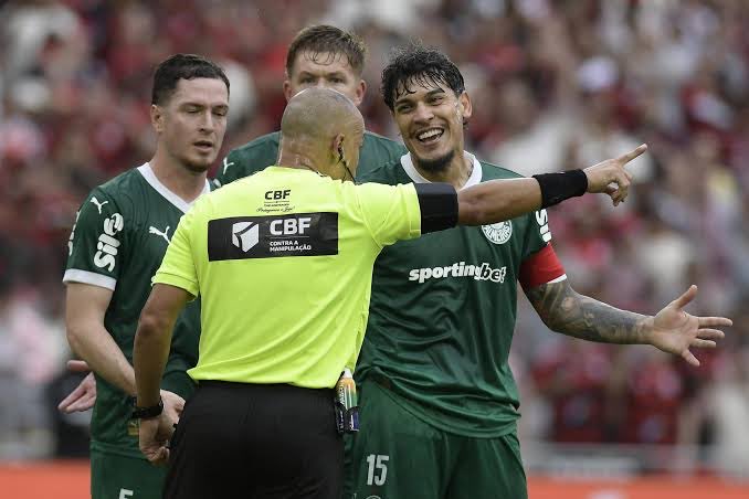moraishleonardo's tweet photo. @delaurentiis_br quando marcam falta contra o palmeiras vem a tropa.. coisa que outros times não fazem https://t.co/8TDv9yyyf6