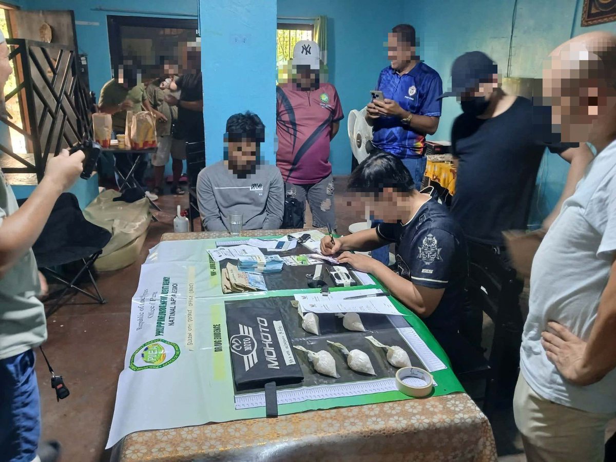 eon_sanchez's tweet photo. Arestado ang isang 20-anyos na lalaki sa joint buy-bust operation ng PDEA sa Barangay Salitran III, Dasmariñas City, Cavite, hapon ng Biyernes, Mayo 29. @ABSCBNNews 

(Courtesy: PDEA RO-NCR QCDO) https://t.co/v2UyavSxvT