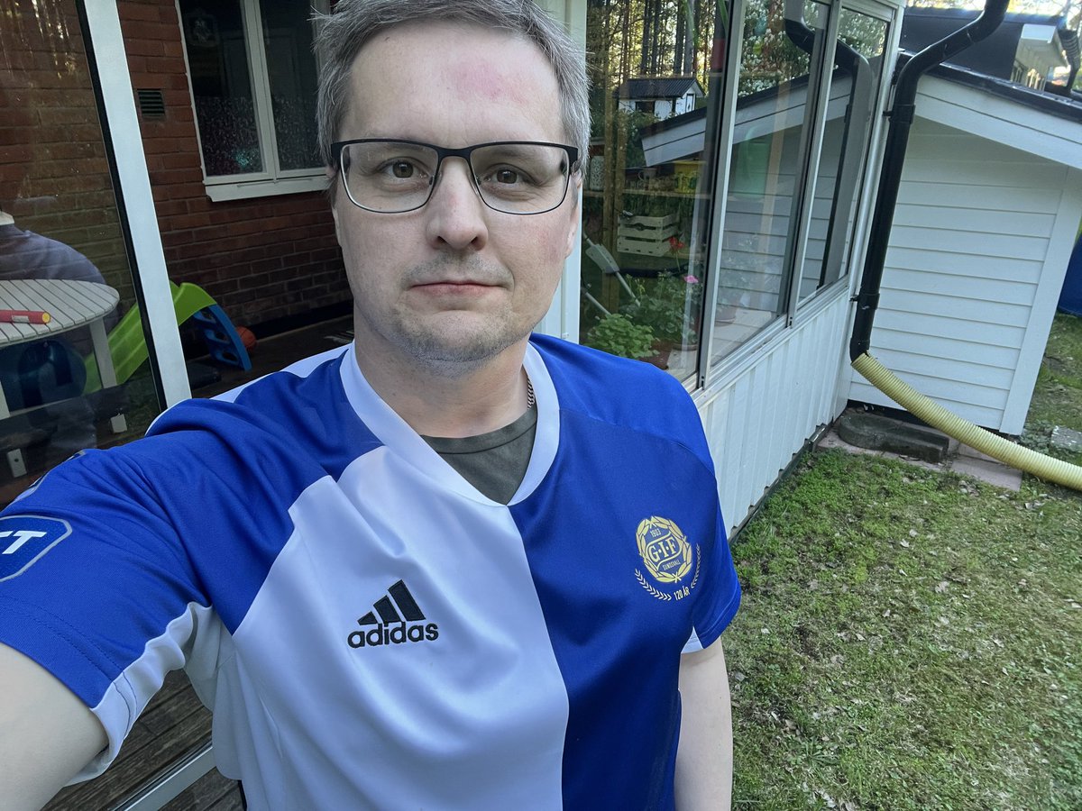 andrepett's tweet photo. #fotbollströjefredag med GIF Sundsvalls matchanvända jubileumströja 2023 och Sveriges av 1996 års modell signerad av damlandslaget 💙🇸🇪⚽️ https://t.co/CvUgIGzeMu