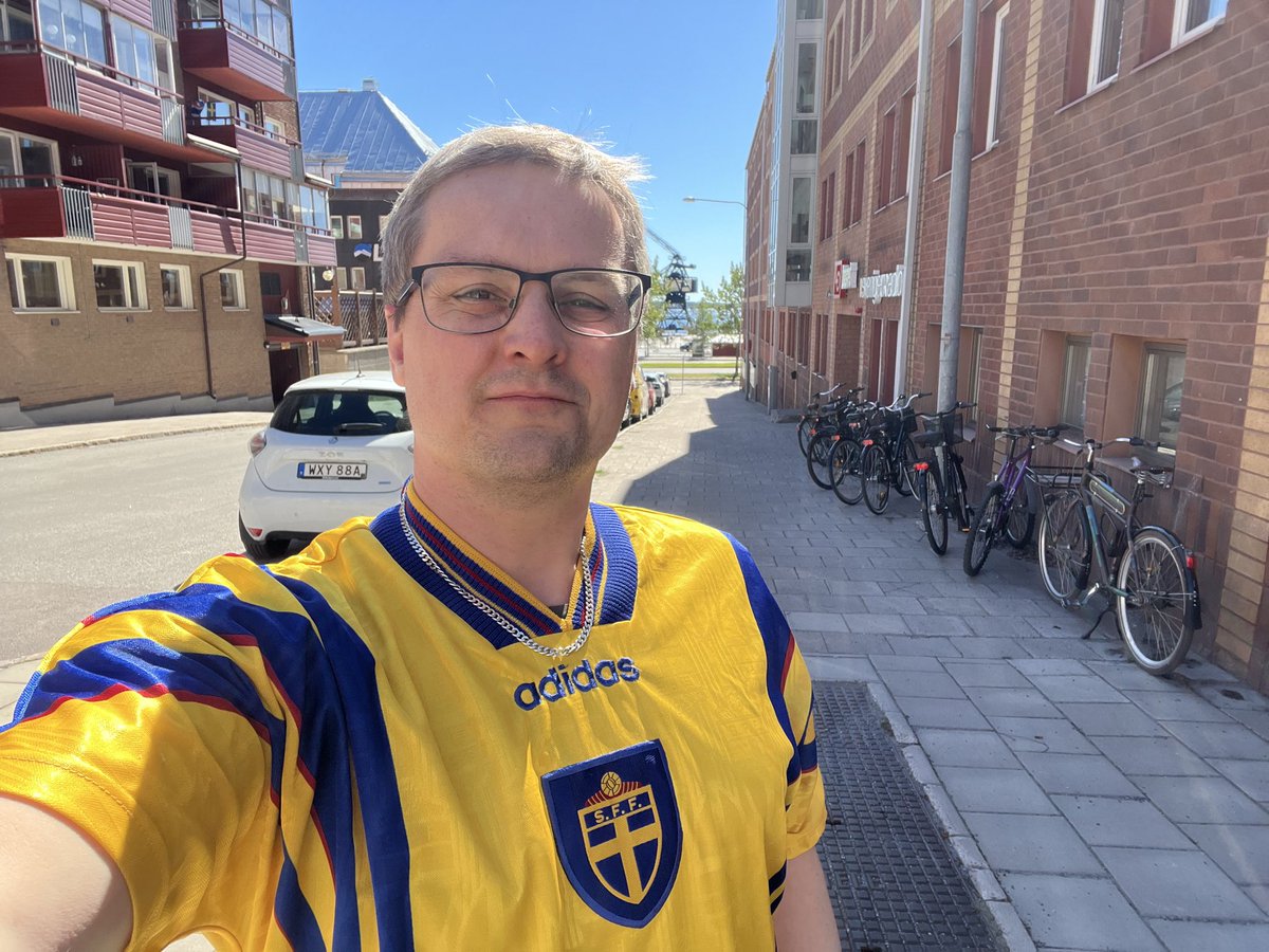 andrepett's tweet photo. #fotbollströjefredag med GIF Sundsvalls matchanvända jubileumströja 2023 och Sveriges av 1996 års modell signerad av damlandslaget 💙🇸🇪⚽️ https://t.co/CvUgIGzeMu