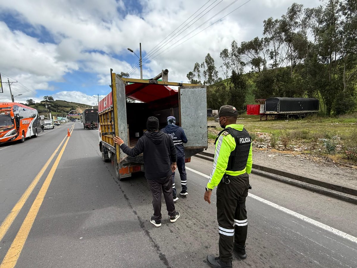 AgrocalidadZ1's tweet photo. #Carchi | junto a entidades de control  @PolicíaEcuador realizamos operativos en carretera con el fin de  precautelar el estatus fitosanitario del país en el cantón Tulcan.  
#PrevenciónSanitaria https://t.co/1L6y0s1zbB