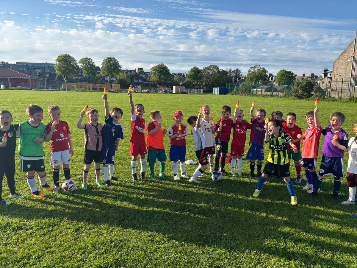 west_endfc's tweet photo. ☀️⚽️Hard work in the heat pays off 💪 The 2019s enjoyed some refreshments to cool down after a scorching training session on bank holiday Monday! 

#westendfc #sunshine #bankholidaymonday #funfootball #funinthesun https://t.co/4luRfh8t9R