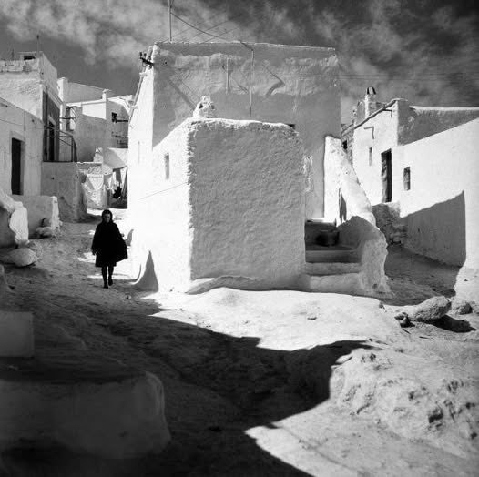 literlandweb1's tweet photo. “Qué larga es la calle de la vida. Avanzamos por ella y atrás dejamos convertido en olvido cuanto hicimos”.
Juan Eduardo Zúñiga
📷Carlos Pérez Siquier https://t.co/DLInWsYF7O