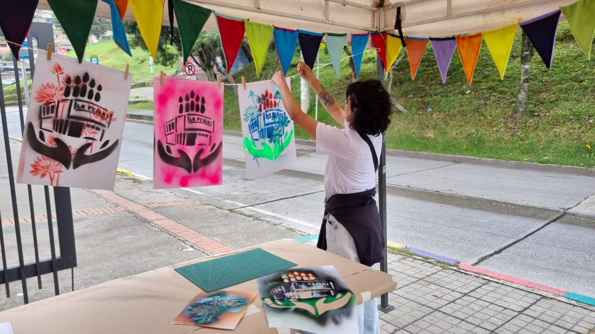 BibloRedBogota's tweet photo. ¡Con Stencil la comunidad celebra el cumpleaños! 🫟
A través de diferentes diseños dejan un mensaje para la biblioteca 📚 y se suman al juego tradicional de rana 🐸. https://t.co/WX4Rd5kztO