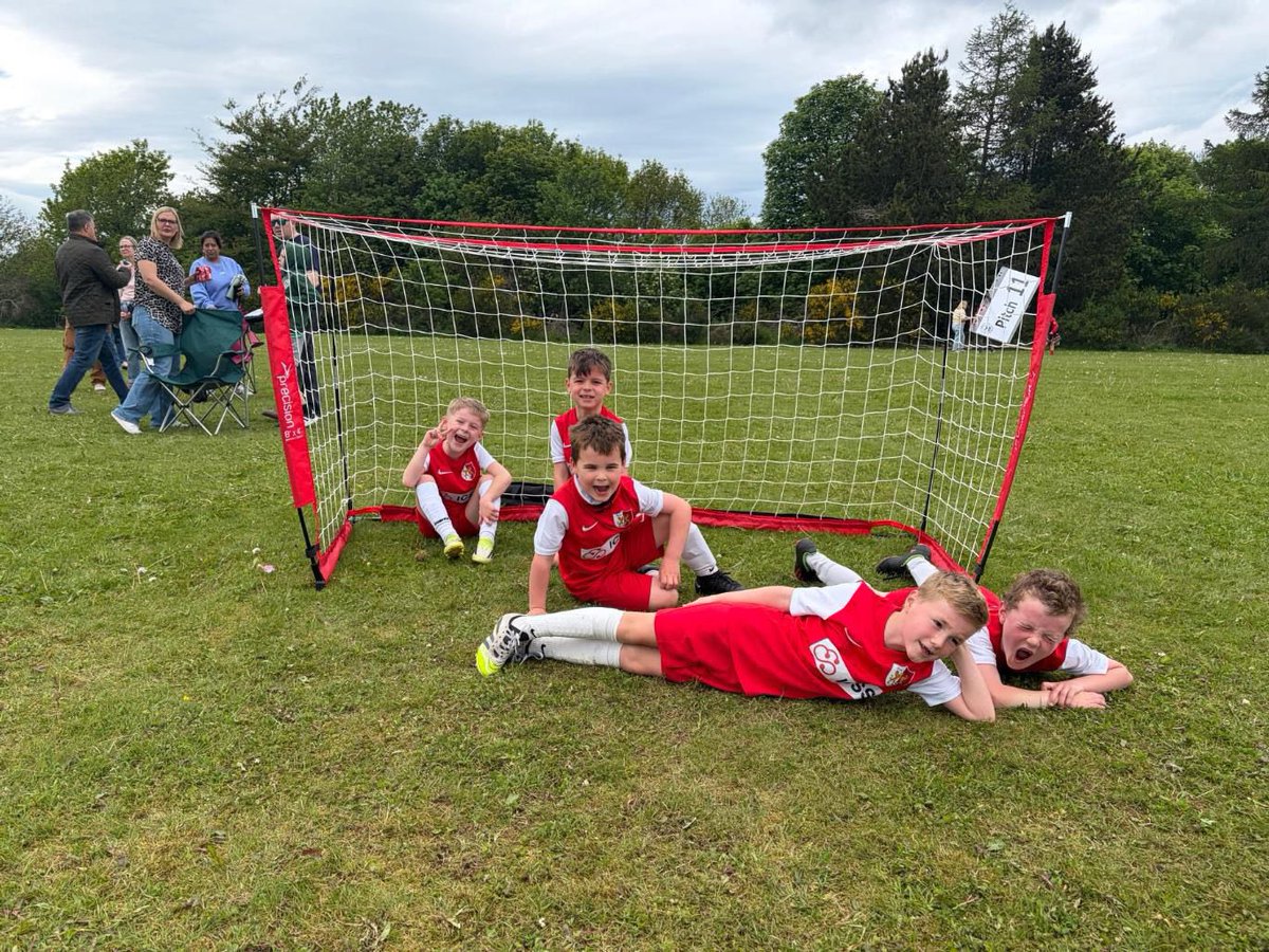 west_endfc's tweet photo. ⚽️ Our 2019s enjoyed the warm weather at their festival in Kemnay at the weekend. Lots of team work on show 💪 ⚽️⚽️🔴⚪️

#westendfc #2019s #funinthesun #funfootball #teamwork https://t.co/J17MilVSI1