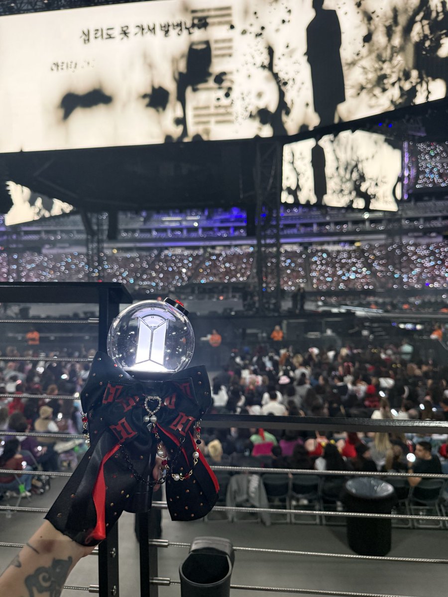 _kittycatmeow's tweet photo. I’m here 🥺💜 #bts_ari̇rang_worldtour_lasvegas https://t.co/qEZBnZPuJU