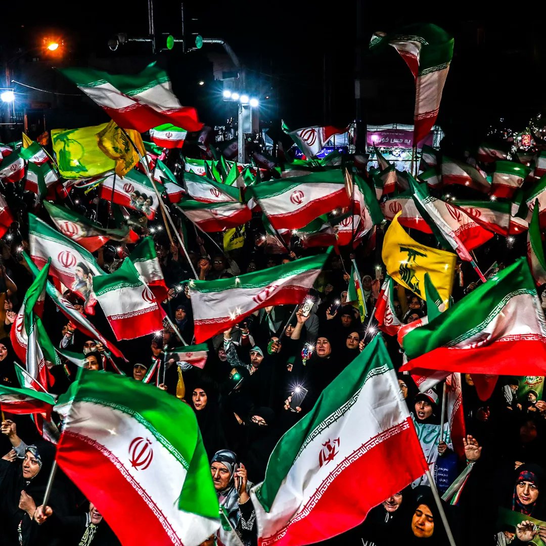 reza288183's tweet photo. آری، این نامِ مقدس Iran است...
سرزمینِ رعد، خون و حماسه
سرزمینی که هر وجبِ خاکش، قصه‌ی یک قهرمان است
#خیابان_ایران 
#IranianOnIt https://t.co/PFMyeuxgfK