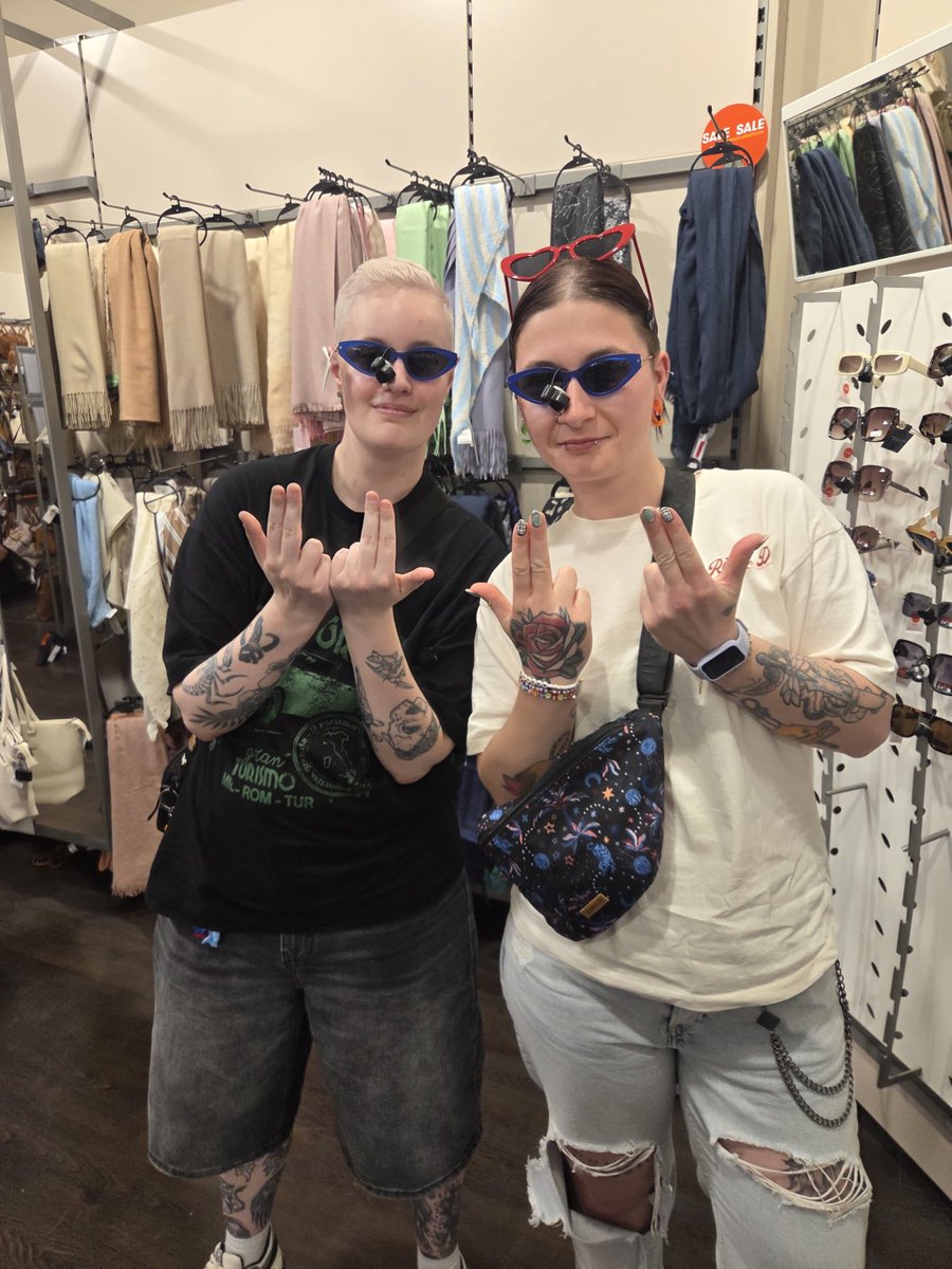 lighterwave's tweet photo. Joyeux anniversaire @redfoxsdragon j’espère que trouveras le panneau la prochaine fois ❤️ https://t.co/g3MF9FgfP3