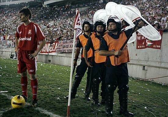 InterDD's tweet photo. Em dezembro de 09, meses depois de ganhar a LA, o Estudiantes vencia o Barcelona de Guardiola no Mundial até os acréscimos.

Mas 1 ano antes, estavam perdendo uma invencibilidade de mais de 50 jogos dentro de casa para o Inter.

Detalhe: Inter com 1 a menos. Guinazu foi expulso https://t.co/tE9i3afcMe