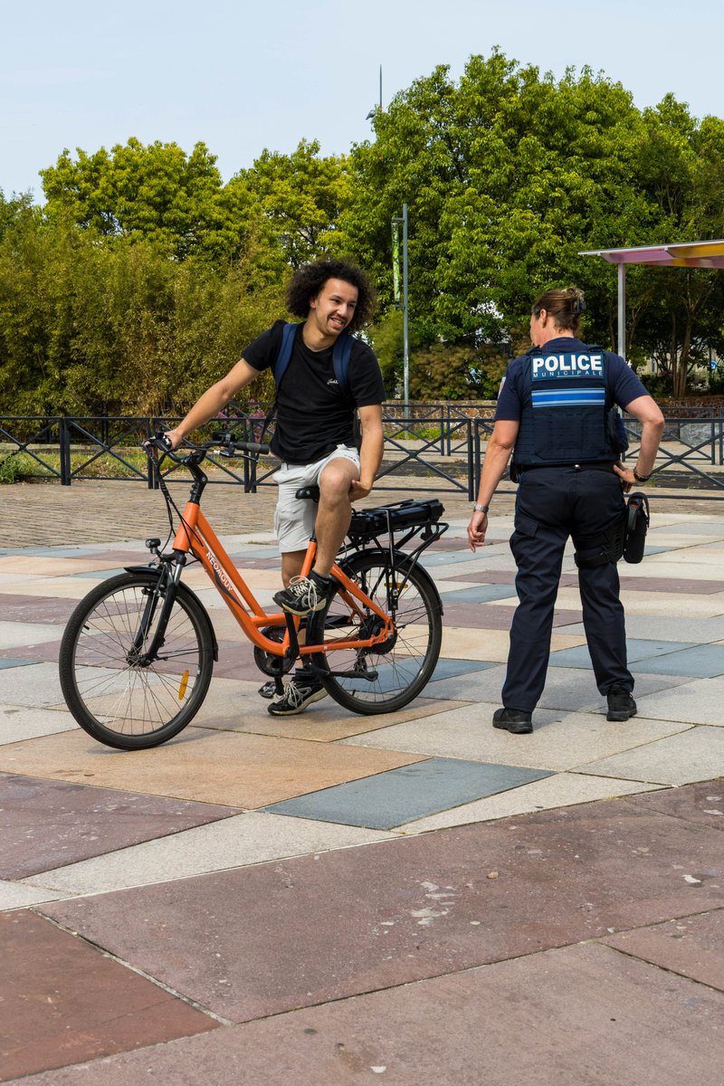 VilleCherbourg's tweet photo. Aujourd'hui, Camille Margueritte, maire de Cherbourg-en-Cotentin, a passé l'après-midi en immersion au sein d'une patrouille de la police municipale afin de vivre et comprendre leur quotidien sur le terrain. https://t.co/A5lLHHKMWy
