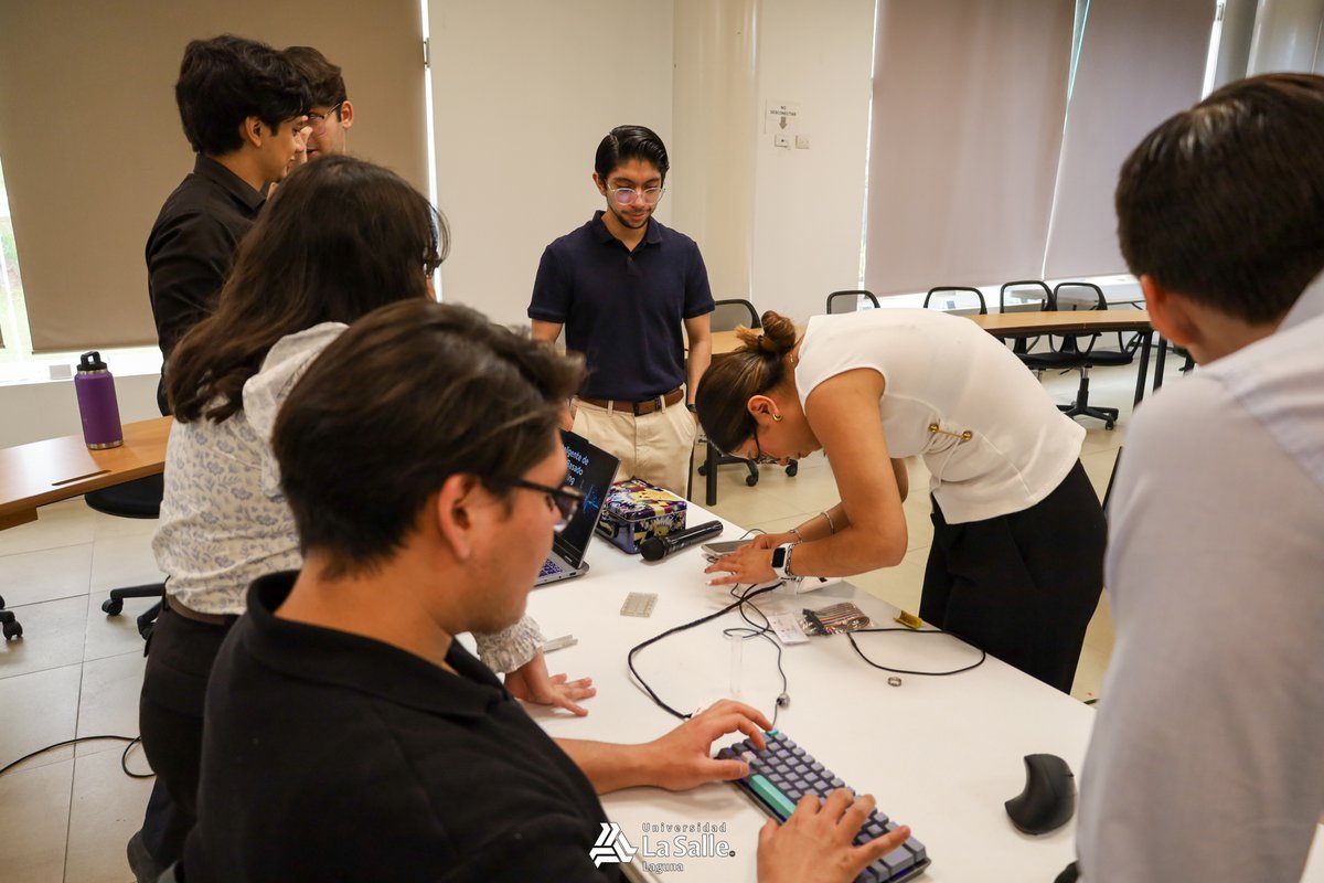 lasallelaguna's tweet photo. 🤖🩺 Proyecto Final Integrador — Ingeniería Electromédica 🩺🤖

Los estudiantes de 8.º semestre de Ingeniería Electromédica presentaron el proyecto final interdisciplinario:

✨ “Monitor Inteligente de Signos Vitales Basado en Machine Learning” ✨

Este proyecto tuvo como objetivo integrar conocimientos de:

🔹 Electrónica biomédica
🔹 Microprocesadores
🔹 Sensores y adquisición de señales
🔹 Programación
🔹 Ciencia de datos
🔹 Inteligencia Artificial aplicada al área médica

Los estudiantes desarrollaron un sistema inteligente capaz de medir signos vitales en tiempo real utilizando sensores biomédicos y una Raspberry Pi, además de implementar algoritmos de Machine Learning como Regresión Logística y K-Means para el análisis y clasificación de datos fisiológicos.

👨‍🏫 Proyecto coordinado por:

🔹 M.C. Kevin Rodríguez Vargas
🔹 M.C. Joaquín Isaís Carrillo
🚀 Este tipo de proyectos fortalece las competencias profesionales de los estudiantes mediante la integración de hardware, software e inteligencia artificial en aplicaciones biomédicas reales.